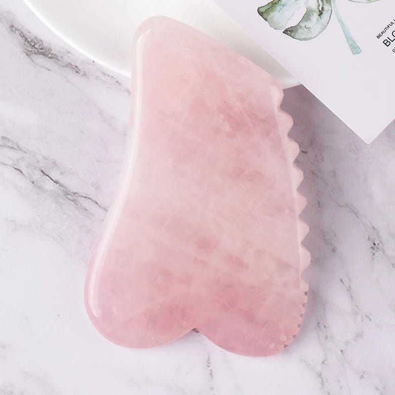 Gua sha | Gasharequin™ | Outil de massage facial dentelé en quart rose - belleMbeauté