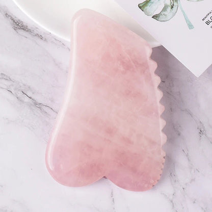 Gua sha | Gasharequin™ | Outil de massage facial dentelé en quart rose - belleMbeauté