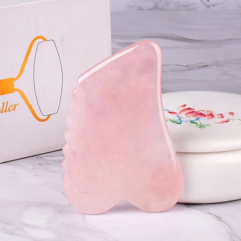 Gua sha | Gasharequin™ | Outil de massage facial dentelé en quart rose - belleMbeauté