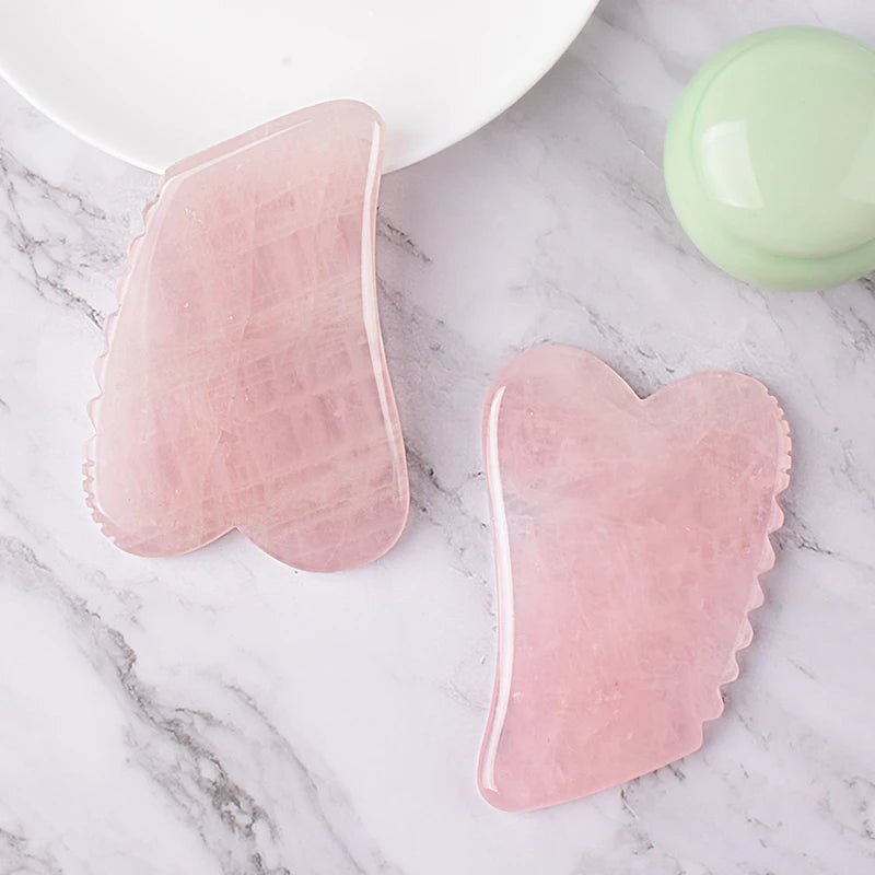 Gua sha | Gasharequin™ | Outil de massage facial dentelé en quart rose - belleMbeauté