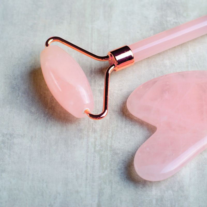 Gua sha visage | RoseGuagha™ | Kit de massage Gua sha et roll - on quart rose, antirides, apaise et lisse la peau - belleMbeauté