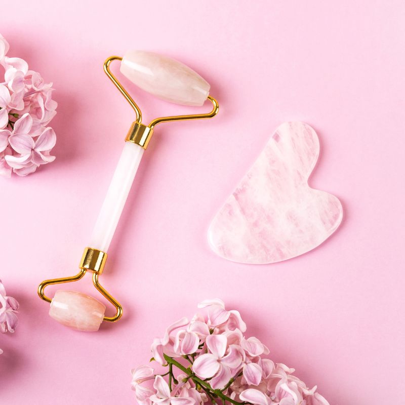 Gua sha visage | RoseGuagha™ | Kit de massage Gua sha et roll - on quart rose, antirides, apaise et lisse la peau - belleMbeauté